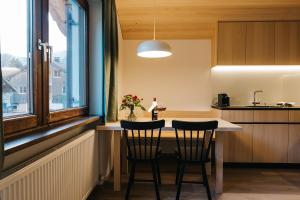 une petite cuisine avec une table et deux chaises dans l'établissement Haus Margreth, à Mellau