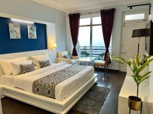 Himalayas by The Lake Hill في مكتزور: غرفة نوم مع سرير مزدوج كبير وشرفة