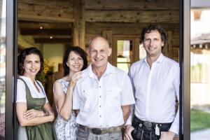 un gruppo di tre persone che posano per una foto di Schrannenhof a Schoppernau