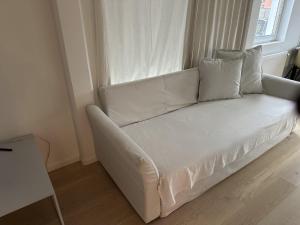 un divano bianco in una stanza con finestra di Apartment in Sollentuna Centrum 1205 a Sollentuna