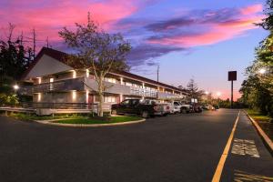 un edificio con coches estacionados en un estacionamiento en Red Roof Inn Salem, en Salem