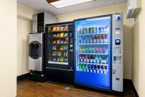 una máquina expendedora de refrescos en una habitación en Red Roof Inn Salem, en Salem