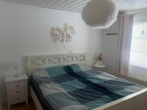 um quarto com uma cama com um cobertor azul em Little adorable red em Kiruna