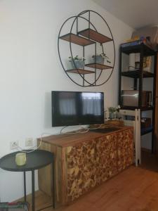 sala de estar con TV en un centro de entretenimiento de madera en Ferienwohnung Alpina Inzell en Inzell