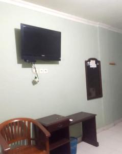 Een TV en/of entertainmentcenter bij OYO 93286 Yellow House Syariah
