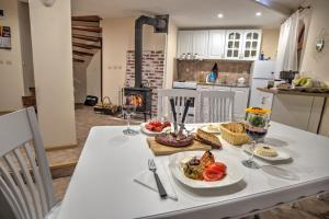 潘波洛沃Вила Форте Villa Forte的一张桌子,上面放有食物和酒杯