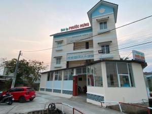 een wit gebouw met een bord erop bij Phước Hưng 1 Hotel in Vĩnh Long