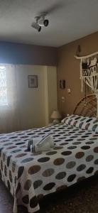 - une chambre avec un lit et une couette noire et blanche dans l'établissement Espectacular terraza y vistas en 1a línea de playa, à Cullera