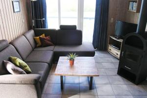 sala de estar con sofá y mesa de centro en Holiday Park M ritz Rechlin Nord en Rechlin