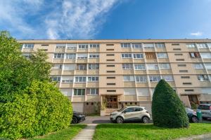 un edificio con un coche aparcado delante de él en Sunrise - Bel apt 2 chambres, en LʼHay-les-Roses