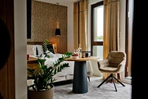 una camera con letto, tavolo e sedia di Apartamenty Belni Hel Edyta i Maciej Wolak a Hel