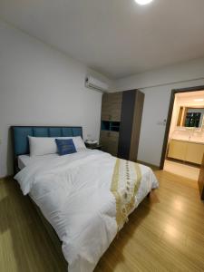 Voodi või voodid majutusasutuse Xtu 2Bedrooms at Forest City民宿 toas