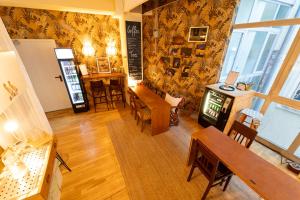 einen Blick über ein Zimmer mit Tischen und Stühlen in der Unterkunft Sishaus Hostel in Graz