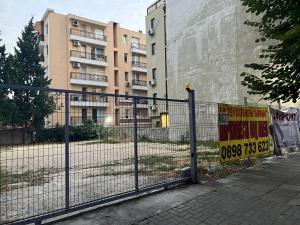Una valla con un cartel al lado de un edificio en A&K COZY ART Studio 1, en Varna