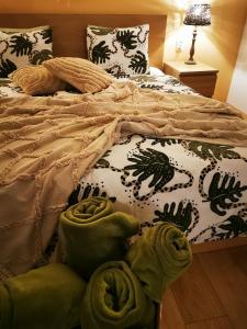 Uma cama ou camas num quarto em Guest House Relić