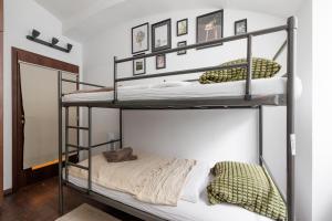 a bedroom with two bunk beds in a room at Vienna City Business Rooms in Vienna