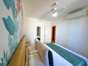una camera da letto con un letto e un divano di Apartamentos Cordial Judoca Beach a Playa del Ingles Altre 13 foto