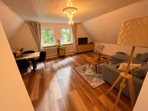 a living room with a couch and a table at Heideglück an der Rotbuche in Soltau