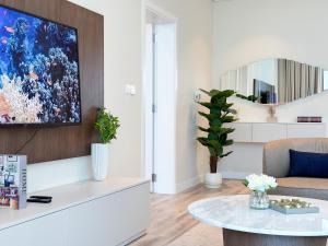 TV a/nebo společenská místnost v ubytování Renoveted Marina view apartment in Oceana