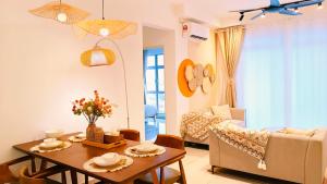 クライにあるKulai D'Putra Suites 1min to ioiMall near JPO, Senai Airportのテーブルとソファのあるリビングルーム +276枚の写真