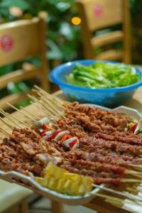 una pila de comida en un plato sobre una mesa en Su's Villa Hà Giang - Biệt thự nguyên căn tại trung tâm thành phố Hà Giang en Ha Giang