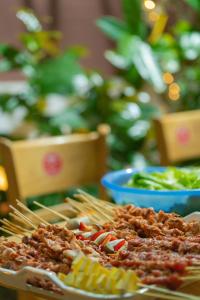 um prato de comida numa mesa com comida em Su's Villa Hà Giang - Biệt thự nguyên căn tại trung tâm thành phố Hà Giang em Ha Giang