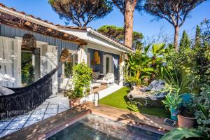 une maison avec une piscine dans la cour dans l'établissement Casa Bambou An hidden gem near Saint Tropez with private pool, à Gassin