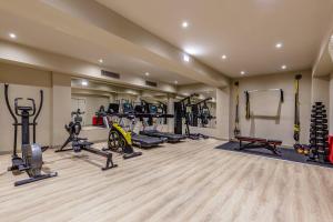 Akrotiri Beach Resort Hotel - Adult Friendly的健身中心和/或健身设施