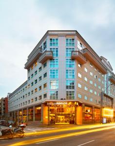 ein großes Gebäude an der Ecke einer Straße in der Unterkunft INNSiDE by Meliá Barcelona Apolo in Barcelona