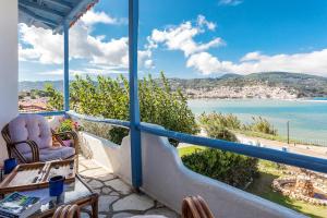 balcón con vistas al océano en Karavos Sea View Apartments, en Skopelos Town