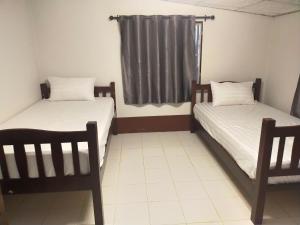 Katil atau katil-katil dalam bilik di Huean Him Pan Homestay เฮือนฮิมปานโฮมสเตย์