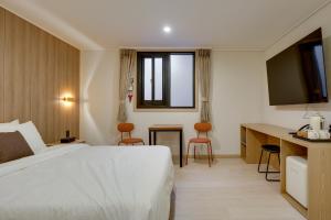 Postel nebo postele na pokoji v ubytování Two H Hotel