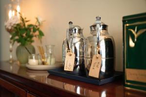 quelques récipients en verre posés sur une table dans l'établissement Rye115 Hotel, à Copenhague