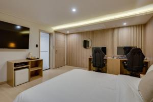 TV a/nebo společenská místnost v ubytování Two H Hotel