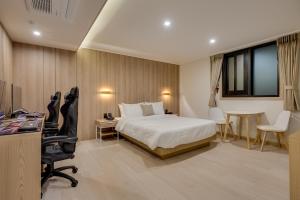 Postel nebo postele na pokoji v ubytování Two H Hotel