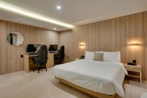 TV a/nebo společenská místnost v ubytování Two H Hotel