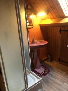 ein Badezimmer mit einem roten Waschbecken im Dachgeschoss in der Unterkunft Maison Sur 2 Niveaux in Nance