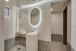Koupelna v ubytování Two H Hotel