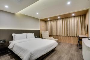 Postel nebo postele na pokoji v ubytování Two H Hotel