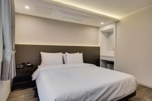 Postel nebo postele na pokoji v ubytování Two H Hotel