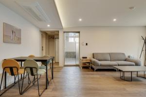 Posezení v ubytování Two H Hotel
