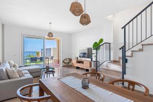 uma sala de estar com mesa e cadeiras em Casa Mila: Encanto con Vista al Mar em Puerto de Santiago