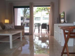 sala de estar con sofá y mesa en Departamento Barcaro 2, en Puerto del Carmen