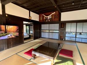 um quarto com uma mesa no meio em GOEMON The Last Japan 