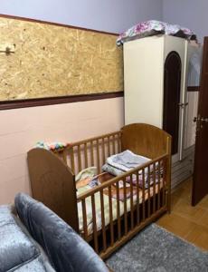 ein Babybett in einem Zimmer mit in der Unterkunft O Recanto do Sossego in Mértola