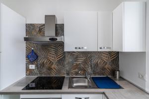Una cocina con gabinetes blancos y un fregadero. en Casa La Vammër by Rentbeat, en Vieste 20 fotos más