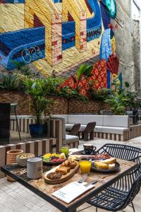 uma mesa com pratos de alimentos em cima de em Akeah Hotel Gran Vía em Madri