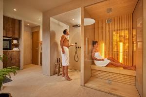 a man and woman in a bath tub in a bathroom at Badhotel Renesse in Renesse