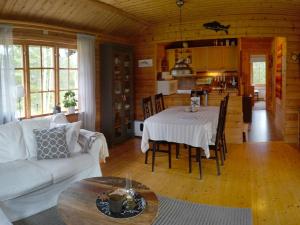 een woonkamer met een witte bank en een tafel bij Messlingen, Orrstigen 5 in Funäsdalen