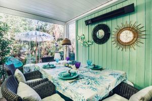 ein Esszimmer mit einem Tisch und Stühlen in der Unterkunft Casa Bambou An hidden gem near Saint Tropez with private pool in Gassin
